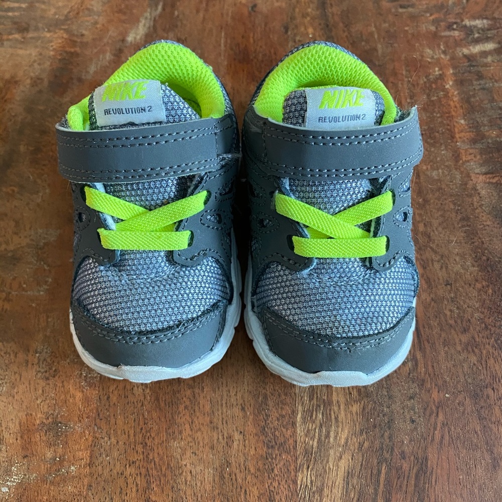 Nike infant revolution 2 - like new